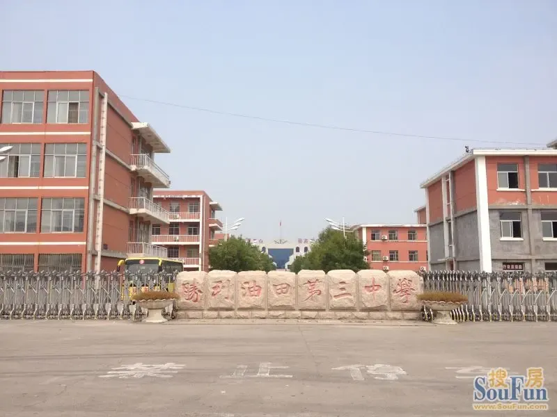 多年办学历程的山东省规范化学校,坐落于东二路与普陀山路交界处东段