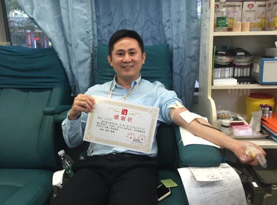 卓越集团品牌经理李朝军也坐在献血位上
