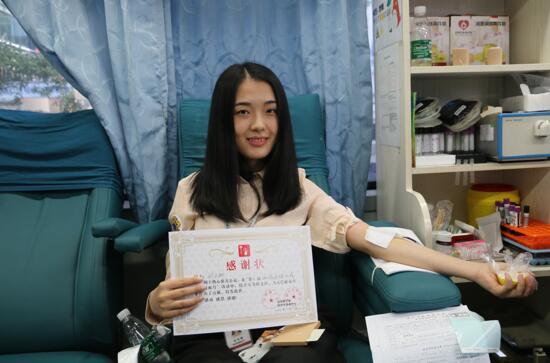 卓越集团的小美女接棒前辈，做出公益献血的义举