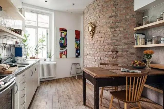 餐厨区内,以粗犷的红砖墙搭配原木材质,引领出质朴真切的空间表情.