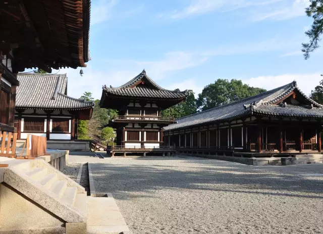 奈良招提寺由中国唐代鉴真大师主持修建,具有中国唐代的建筑风格