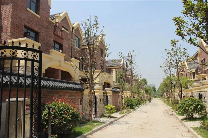 荣盛云龙观邸紧邻风景优美的aaaa级风景区龙子湖,占地111亩,容积率为2