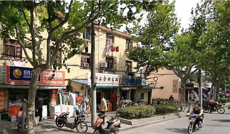 再到21世纪借助"徐汇滨江"的概念,将原本脏乱差的环境改造成高大上