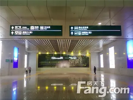 东港站地铁口外景