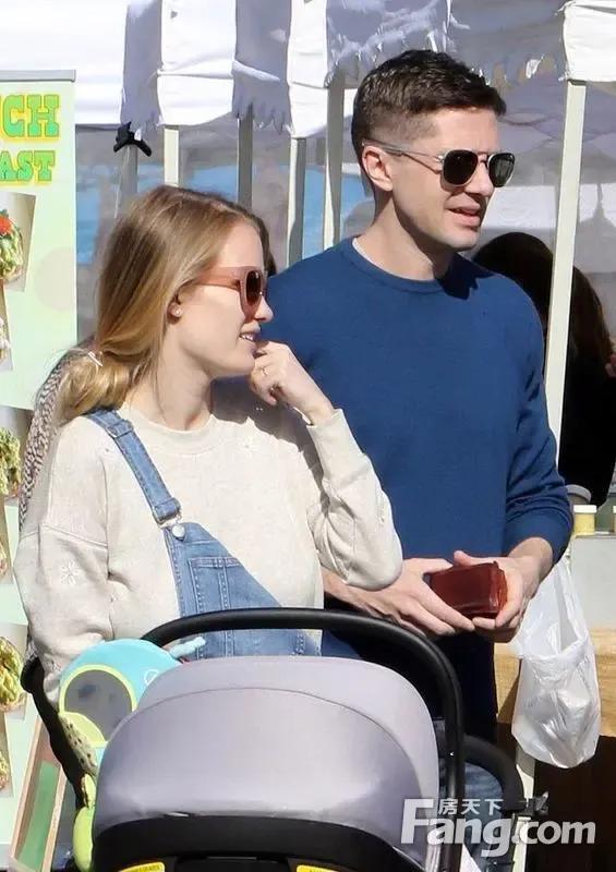 阿什莉·欣肖推婴儿车与丈夫谈笑秀甜蜜 梳马尾俏皮又可爱