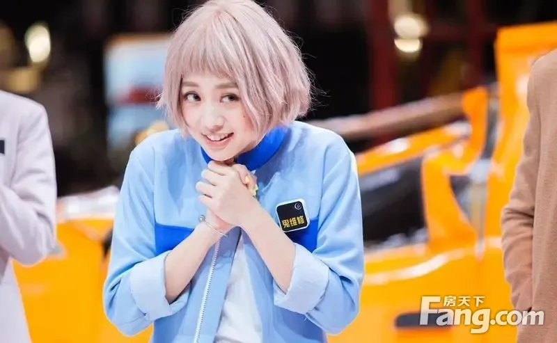 鬼鬼吴映洁粉色短发潮范十足 动作精灵古怪活力满满