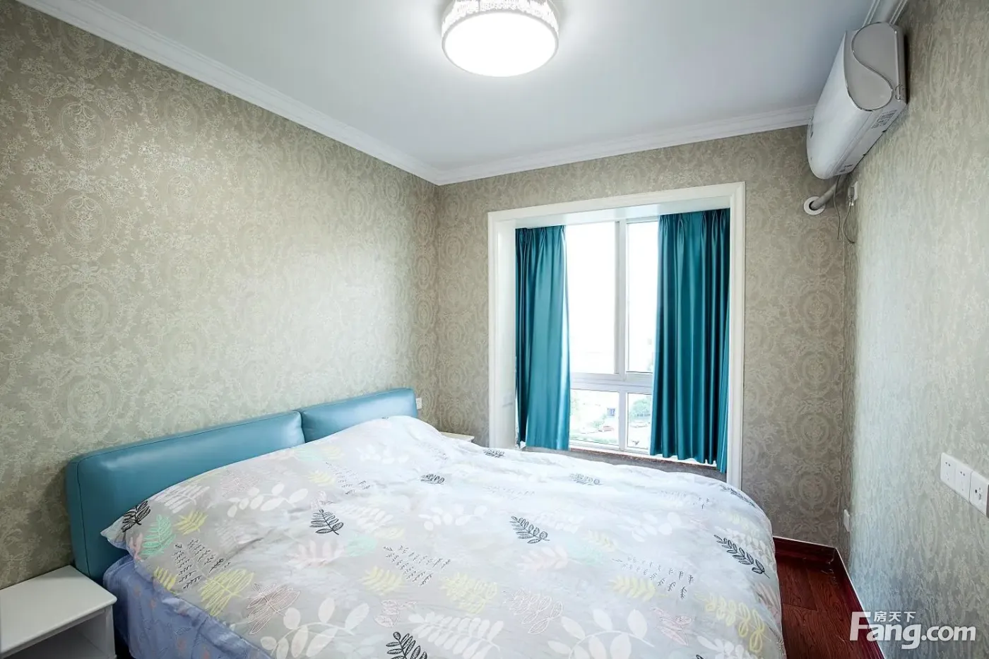 次卧,是业主儿子居住,以浅蓝色沙发床和窗帘相呼应,男生的房间就该