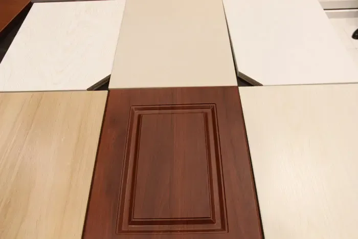 卡诺亚徐东欧亚达店店长介绍,万华禾香板有6种颜色,高原雪橡,酒红樱桃