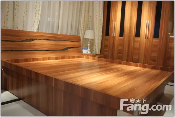 测评:百强家具欧福莱双人床 精品,时尚,舒适之选