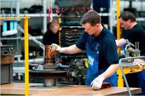 德国还曾因为过度依赖生产行业,不能足够快地过渡到服务业而饱受批评