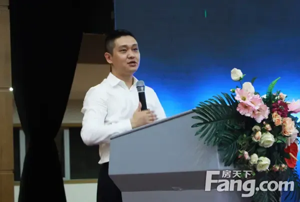 图为唐卡实业董事长张华致辞