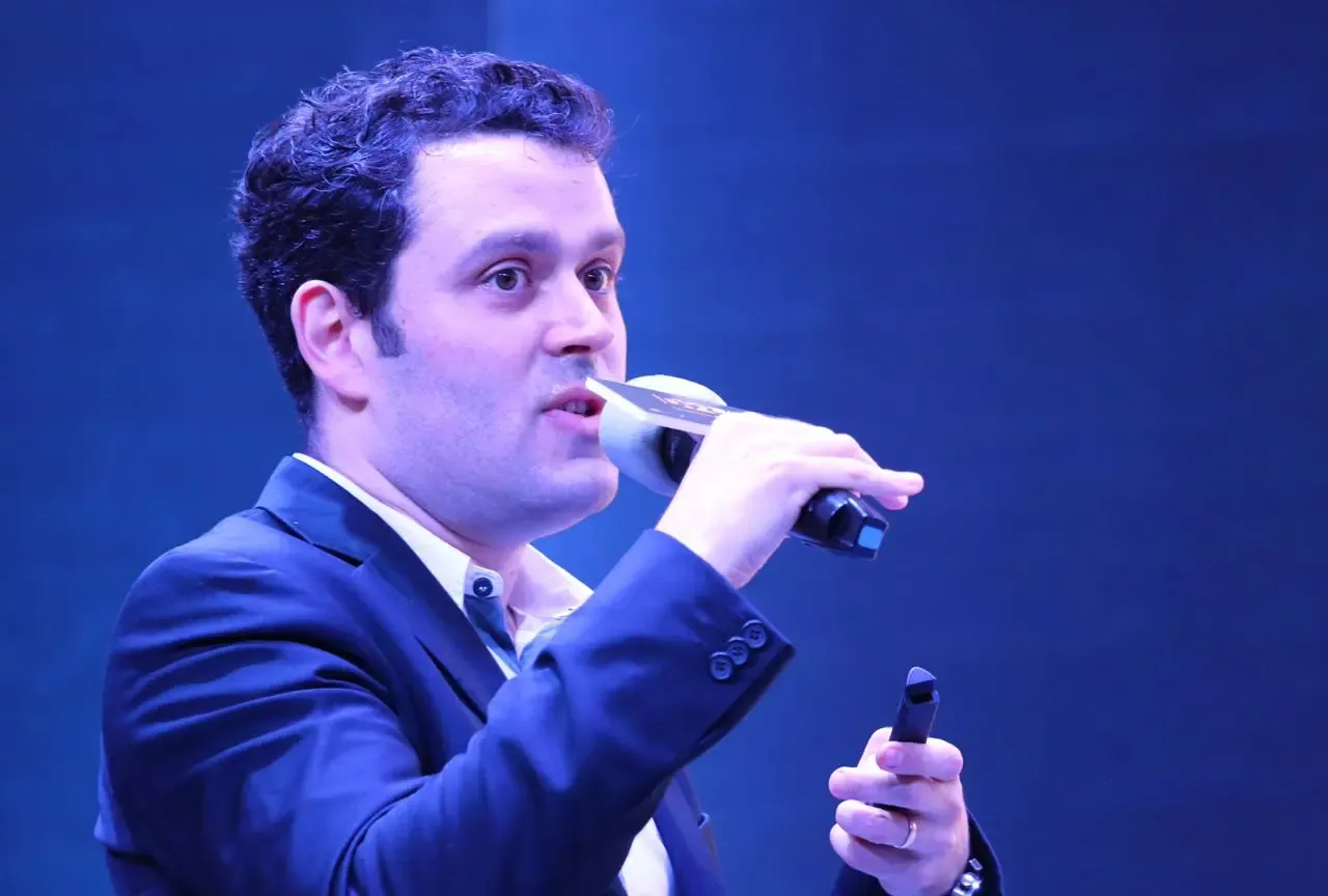 (国际著名设计师,意大利法拉利展厅设计师andrea bergonzini)