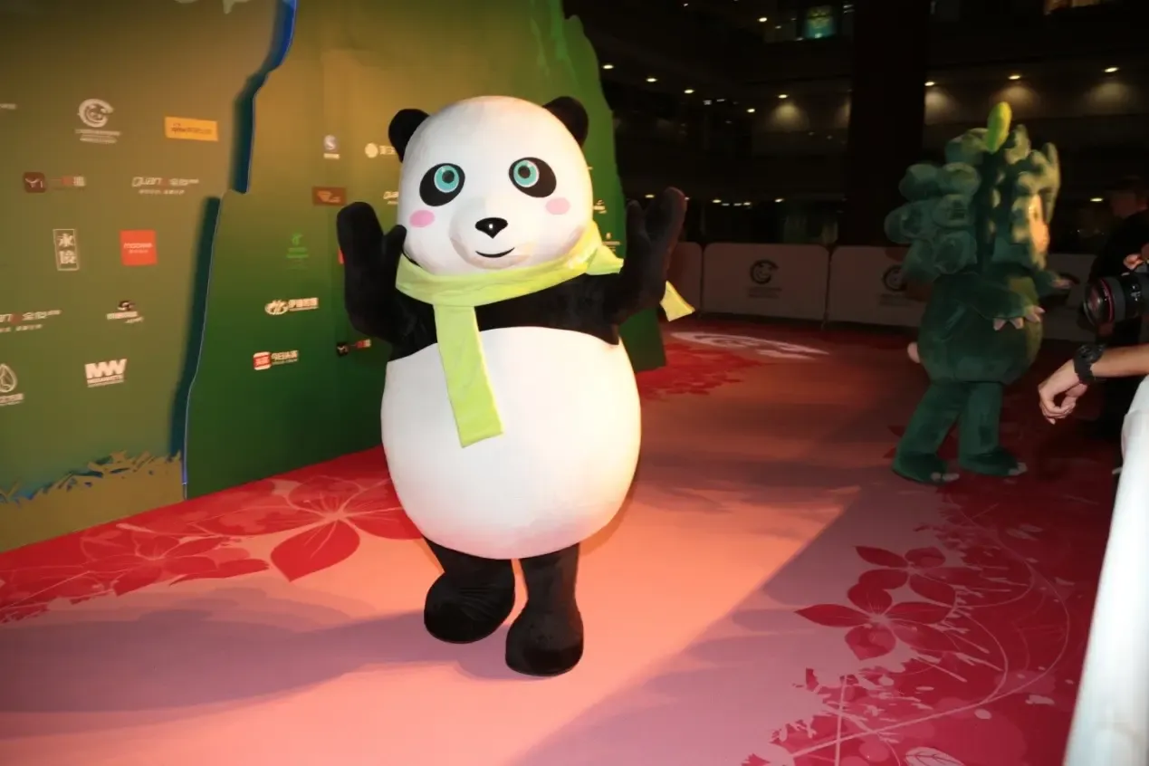 全友家居吉祥物熊猫yoyo与电影周吉祥物mr,moo惊艳亮相.